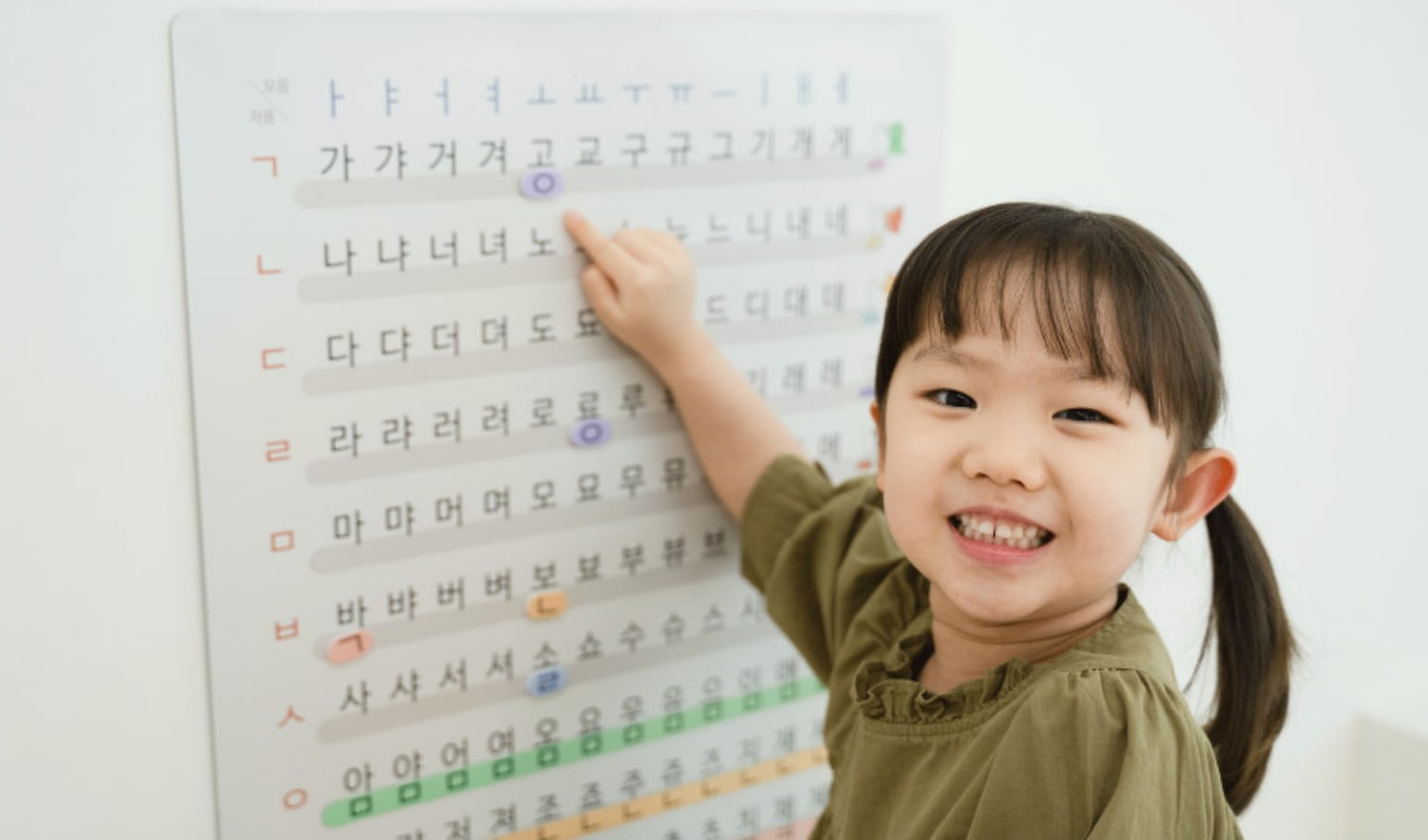 받침음절표 포스터로 글자를 만드는 모습